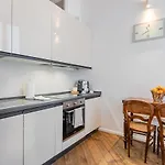 Apartamento Guesthost - Palazzo Della Pilotta Roomy And Quiet Flat *