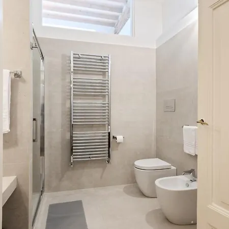 Daire Guesthost - Palazzo Della Pilotta Roomy And Quiet Flat