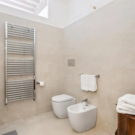 Guesthost - Palazzo Della Pilotta Roomy And Quiet Flat Daire