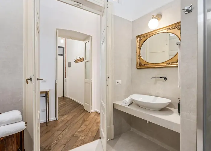 Apartment Guesthost - Palazzo Della Pilotta Roomy And Quiet Flat