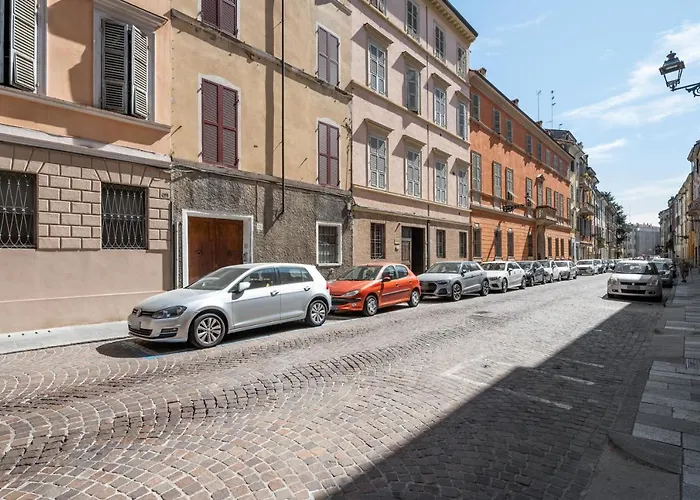 Guesthost - Palazzo Della Pilotta Roomy And Quiet Flat Parma