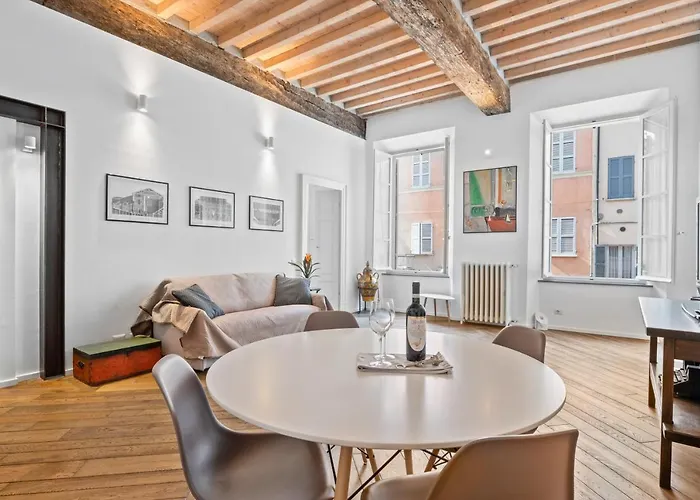 Guesthost - Palazzo Della Pilotta Roomy And Quiet Flat *