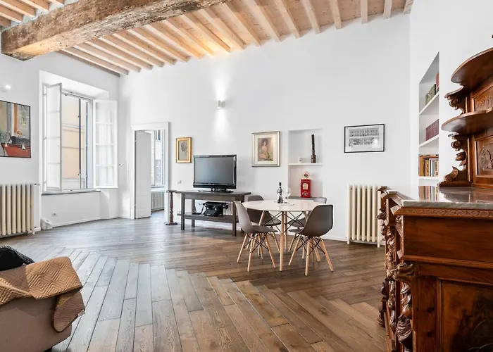 Apartment Guesthost - Palazzo Della Pilotta Roomy And Quiet Flat *